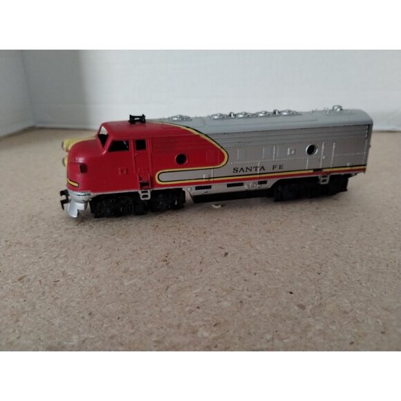 Santa Fe Model Train Locomotive Engine Red/Gray HO Scale Collectible